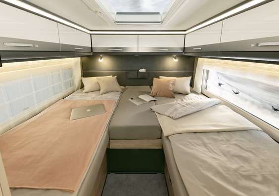 Las camas gemelas miden 200 × 80 o 195 × 80 cm y se pueden convertir en una gran cama de matrimonio que ocupa toda la anchura del vehículo. • A 9000-2