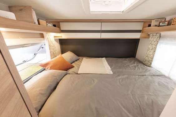 La cama doble transversal tiene una superficie de 200 × 145 cm. Al igual que las camas gemelas, ofrece un confort perfecto para dormir gracias al colchón de 7 zonas y 150 mm de grosor fabricado con material termorregulador
