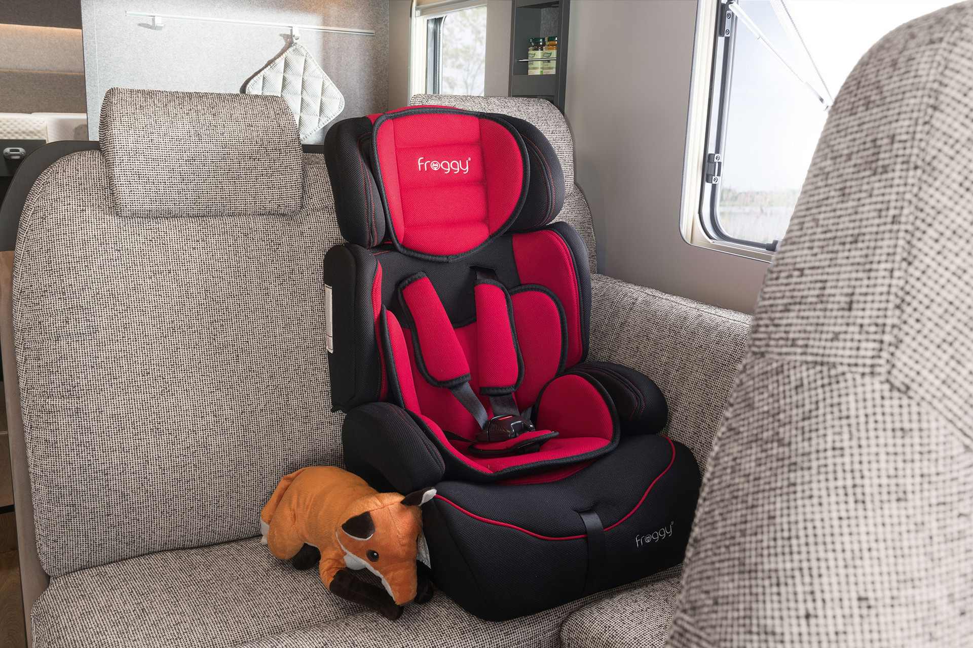Como opción, puede instalarse el sistema Isofix para la retención segura de asientos infantiles. Los modelos EBL y DBL lo incluyen de serie.