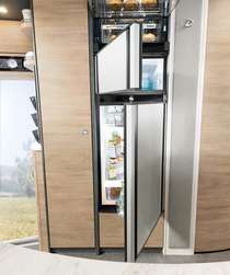 Opcional: frigorífico con congelador de 177 l y horno, así como puertas de doble apertura