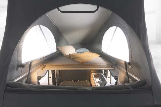 El techo elevable con vista panorámica ofrece dos cómodas plazas para dormir con somier de platos y una superficie de 1,20 m × 2,00 m.