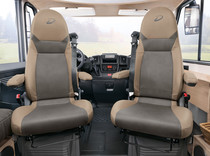 Cómodos asientos tipo piloto con regulación de la inclinación y la altura y apoyabrazos acolchados
