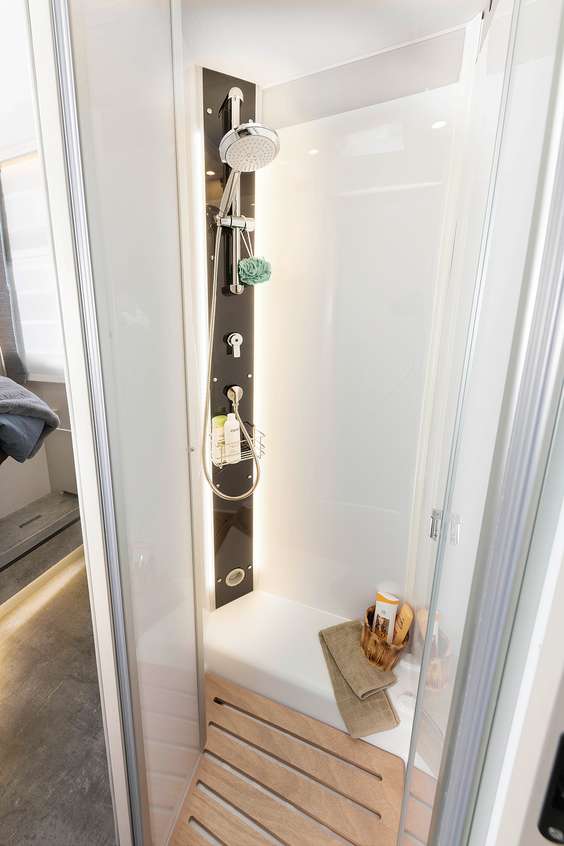 La gran cabina de ducha de diseño moderno y la iluminación indirecta ofrecen una sensación de bienestar absoluto
