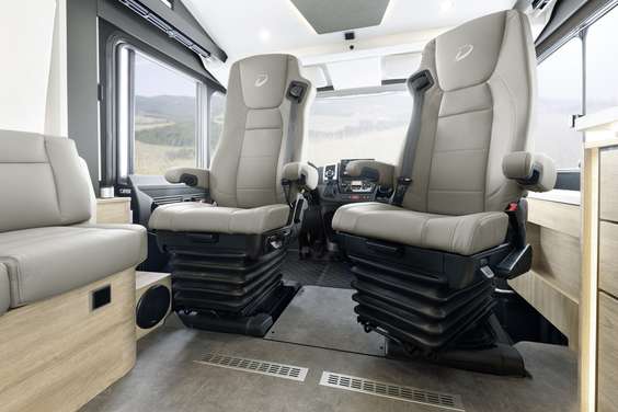 Viaje de primera con asientos de cabina de suspensión neumática con absorción de impactos, calefactados y ventilados (opcional).