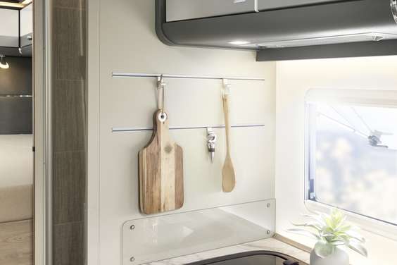 Práctico sistema de guías Multiflex para colgar los utensilios de cocina