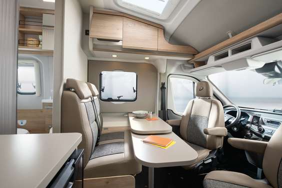 Los materiales de alta calidad, las exquisitas combinaciones de colores y la sólida construcción hacen de la Globetrail una auténtica Dethleffs. Las ventanas integradas se incluyen de serie en el chasis Ford.