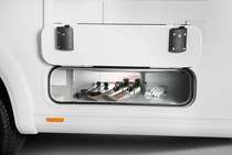 Protegido de heladas: doble suelo calefactado con mucho espacio de almacenamiento y capacidad de carga en todo el ancho del vehículo.