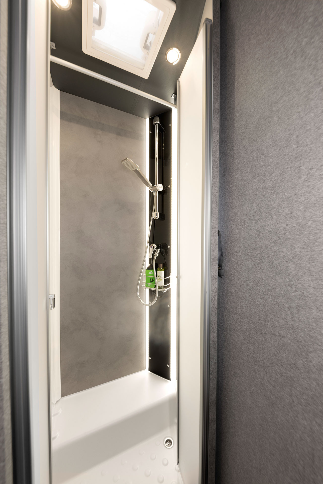 La ducha ofrece una gran libertad de movimientos y tiene un diseño elegante. La columna de ducha viene de serie con iluminación indirecta, aportando un ambiente de lo más agradable.