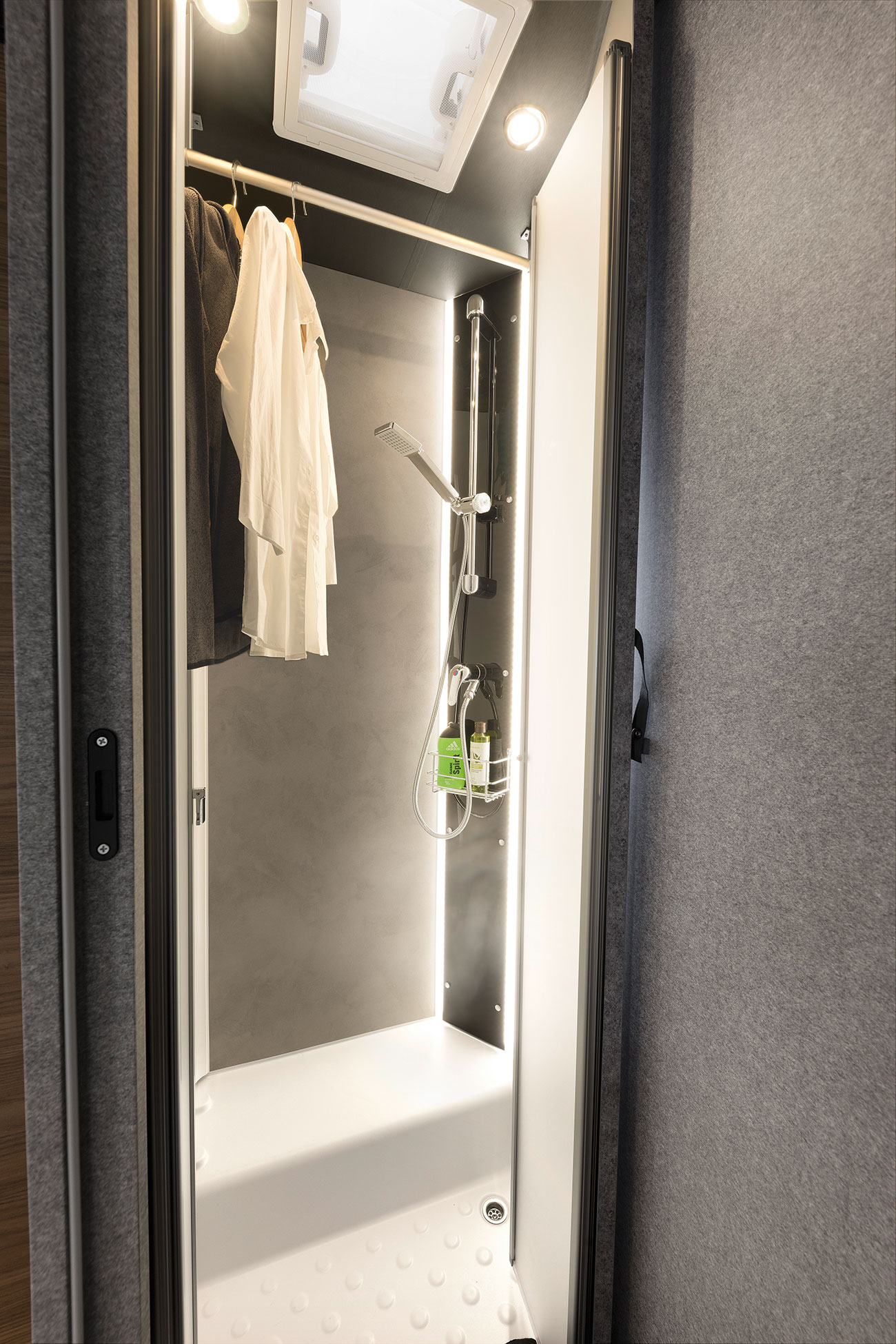 Cuando no se utiliza, la ducha puede convertirse en un tendedero para la ropa mojada o, simplemente, en una extensión del armario ropero.