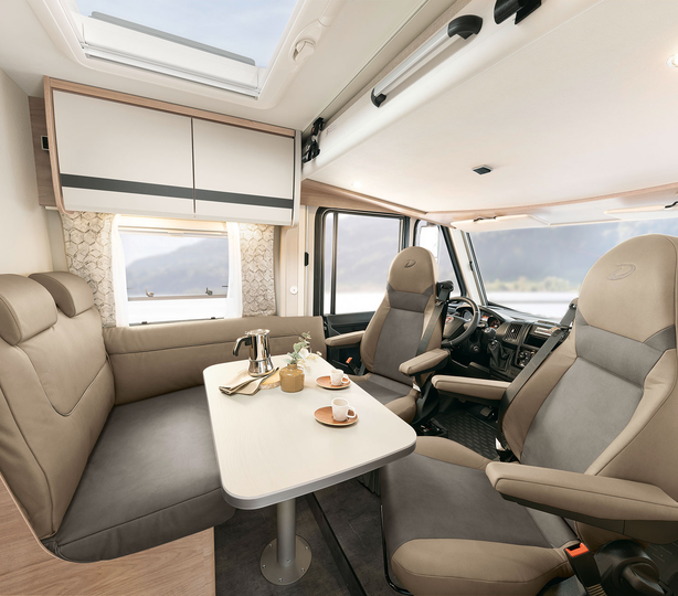 Salón-comedor Autocaravana Dethleffs Globebus i1 Active 2026