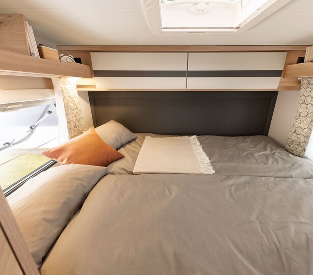 Dormitorio Principal Autocaravana Dethleffs Globebus i1 Active 2026