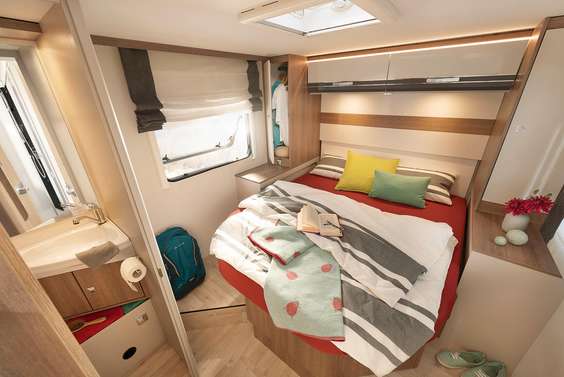 Las camas Kingsize son cómodamente accesibles desde tres lados. (regulables en altura de serie en todos los modelos con cama en isla (DBM/DBL) • T 7057 DBM
