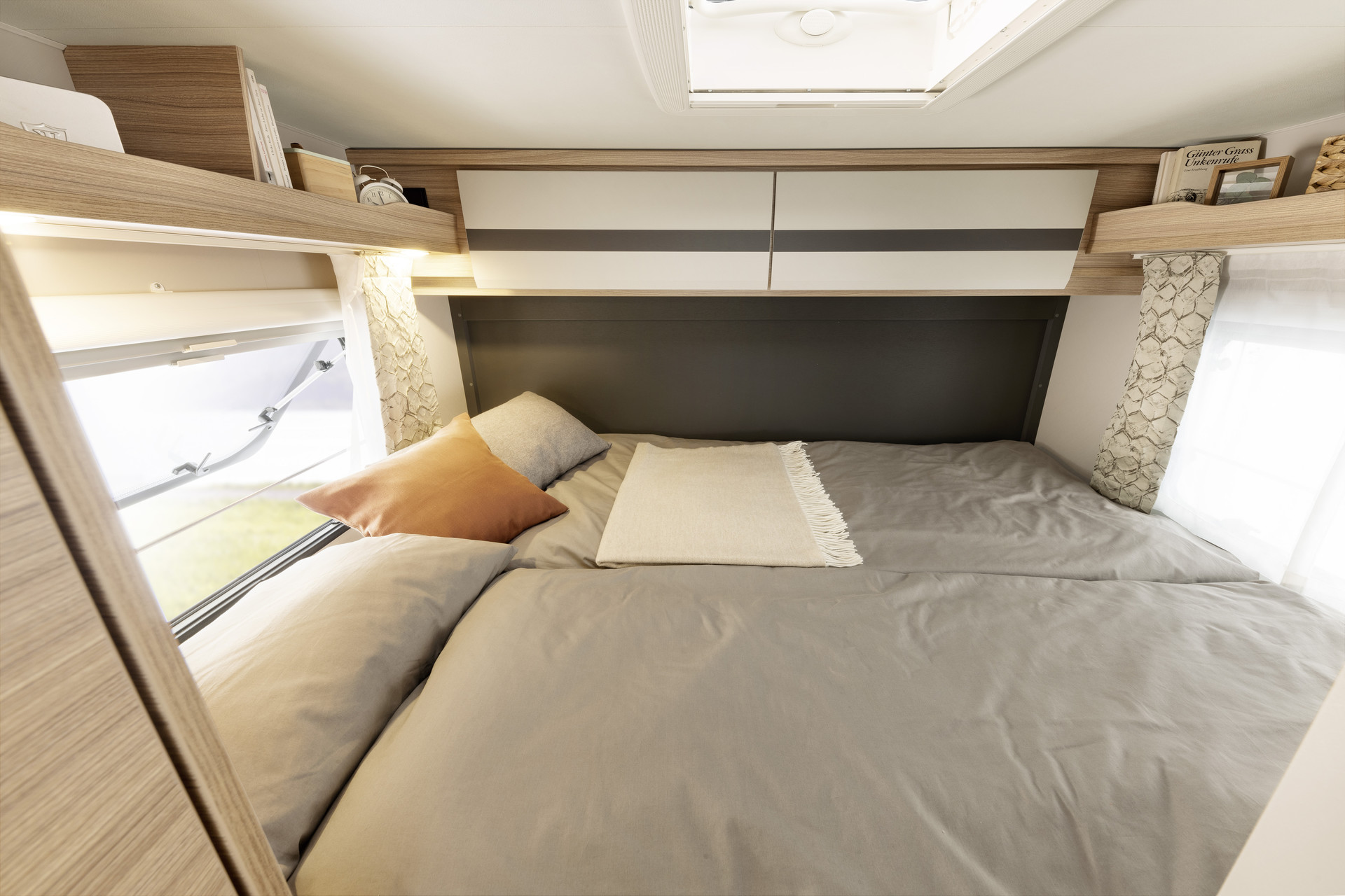 La cama doble transversal tiene una superficie de 200 × 145 cm. Al igual que las camas gemelas, ofrece un confort perfecto para dormir gracias al colchón de 7 zonas y 150 mm de grosor fabricado con material termorregulador •I 1