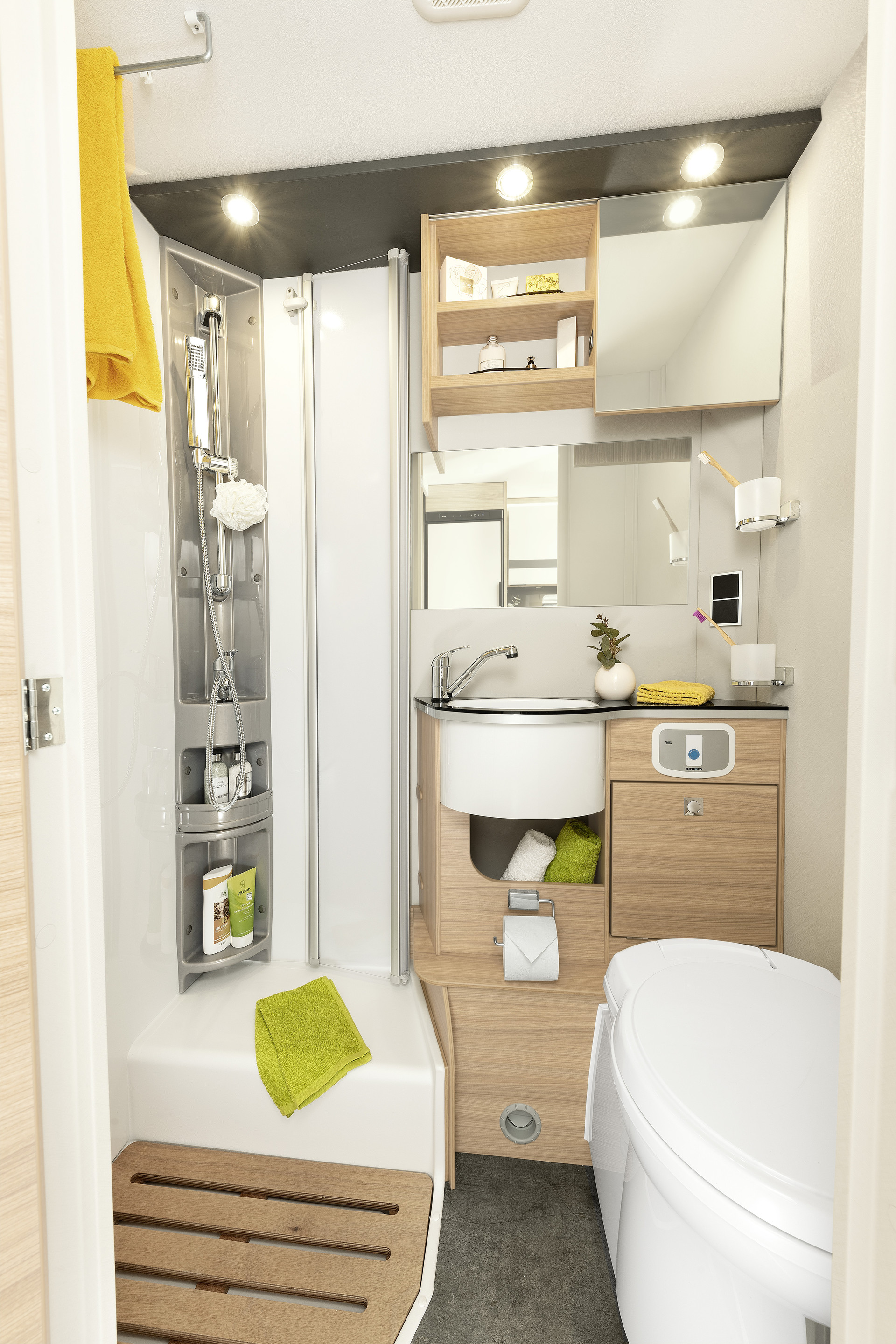La I 6 dispone de una amplia cabina de ducha separada, un lavamanos de fácil acceso y mucho espacio de almacenamiento • I 6