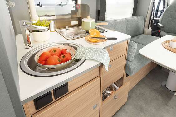 Los espaciosos armarios de la cocina ofrecen suficiente espacio para las cacerolas y ollas • T 7052 DBL