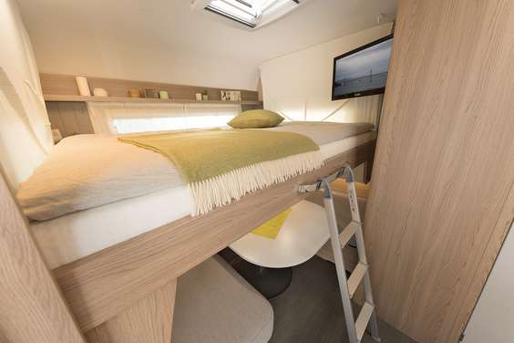 Para ir de viaje en pareja o con amigos: sin problemas con la práctica cama basculante sobre el salón • 530 ER | Skagen