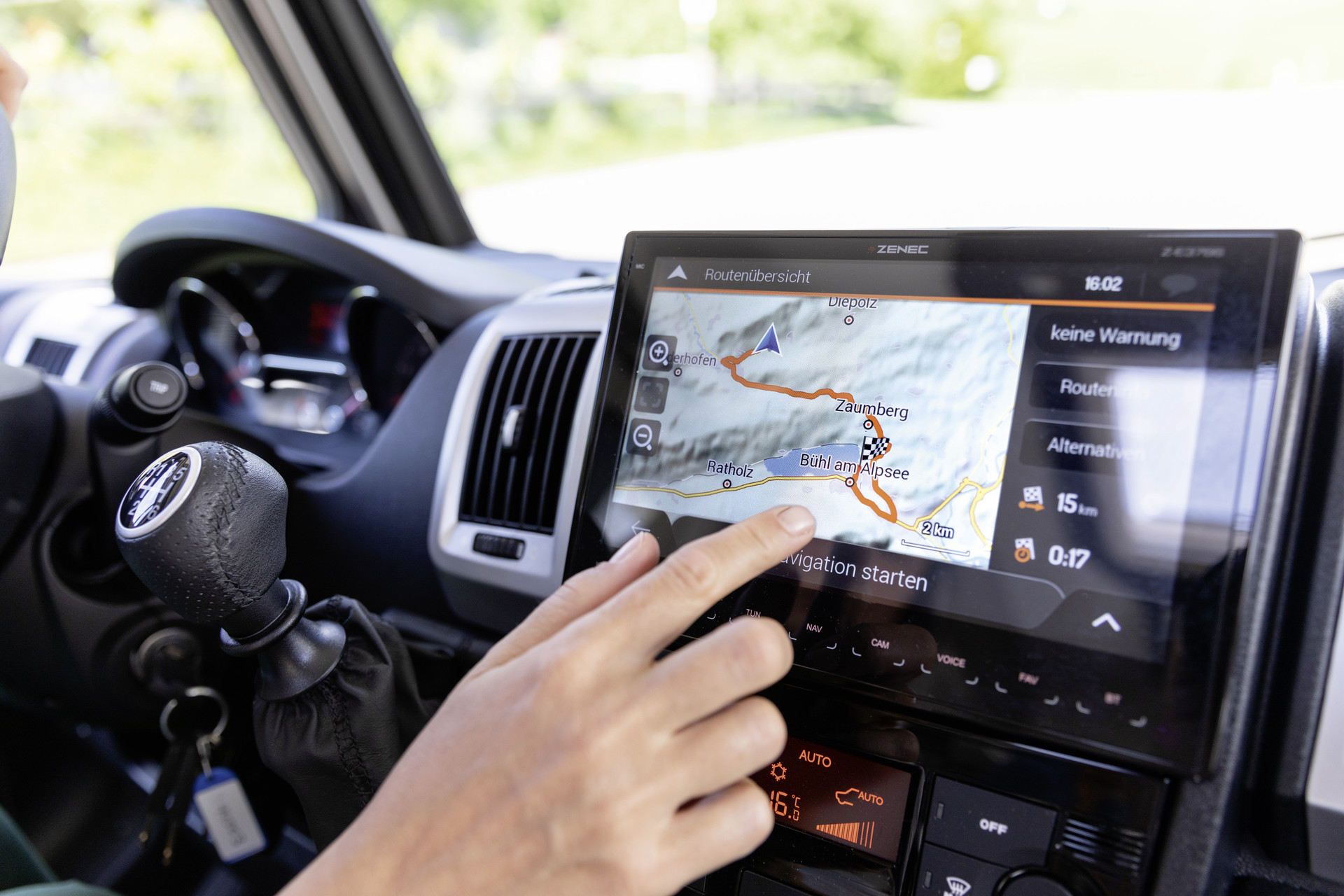 Paket Multimedia de Dethleffs: dispositivo de navegación GPS ZENEC Z-E3766EHG, incluyendo software de navegación para camper vans y cámara de marcha atrás correspondiente.