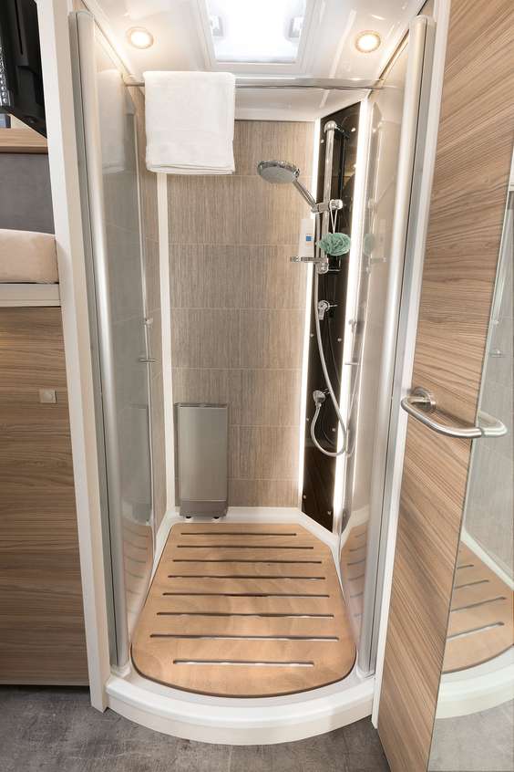 La cabina de ducha independiente con puertas de plexiglás ofrece una gran libertad de movimientos