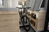 Cajones para los utensilios de camping o espacio para la bicicleta: bajo la cama hay mucho espacio de almacena- miento disponible.
