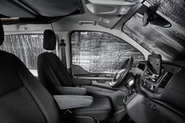Aislamiento térmico y oscurecedores para todo el vehículo. A salvo de miradas indiscretas mientras dentro se mantiene una temperatura agradable.