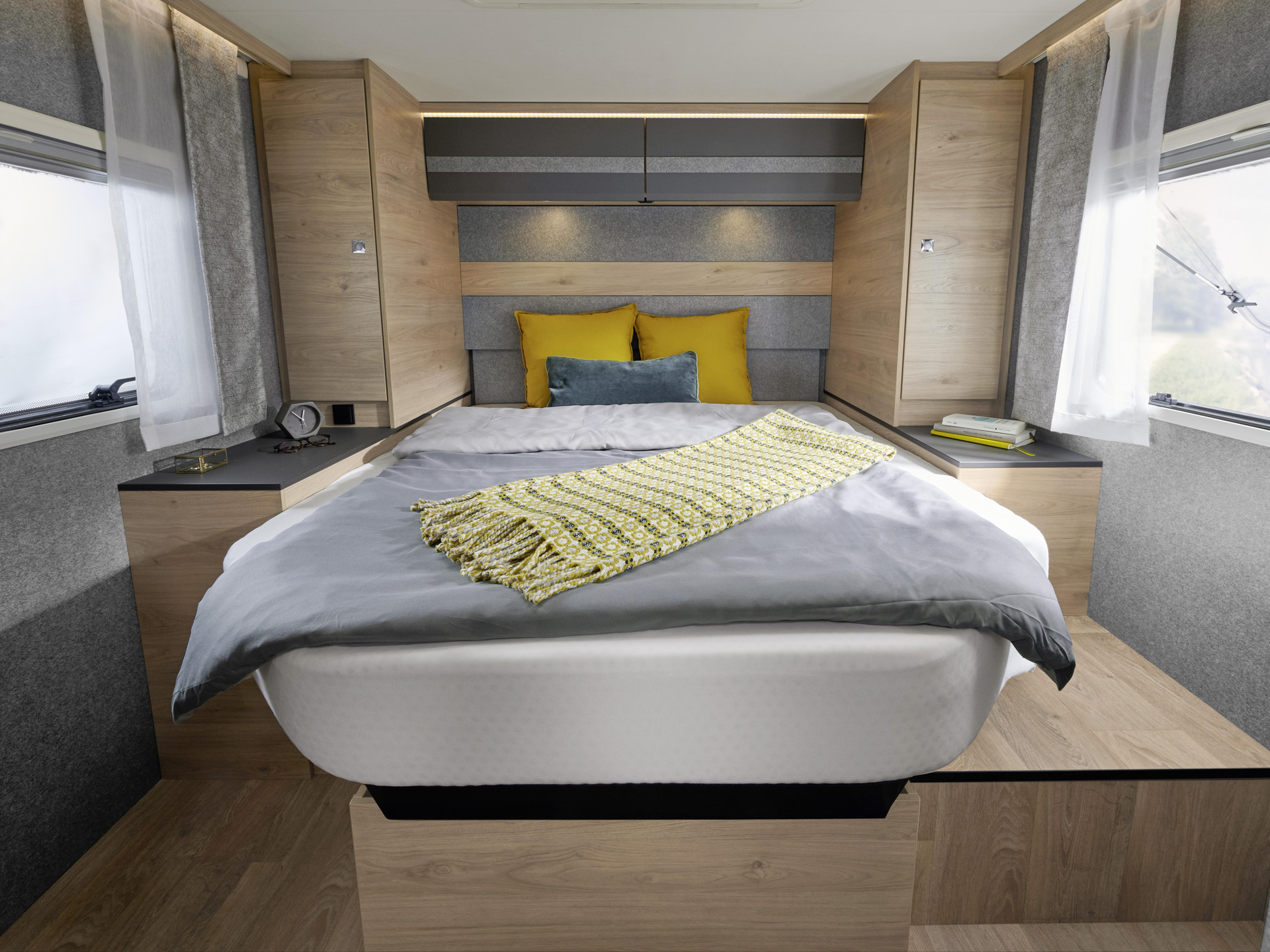 La cama Kingsize, de 190 × 150 cm, es regulable en altura de serie. ¿Más espacio en el garaje trasero o mejor más libertad de movimientos en el dormitorio? Usted decide según el equipaje que lleve.