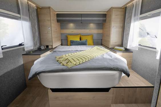 La cama Kingsize, de 190 × 150 cm, es regulable en altura de serie. ¿Más espacio en el garaje trasero o mejor más libertad de movimientos en el dormitorio? Usted decide según el equipaje que lleve. • T 7055 DBL