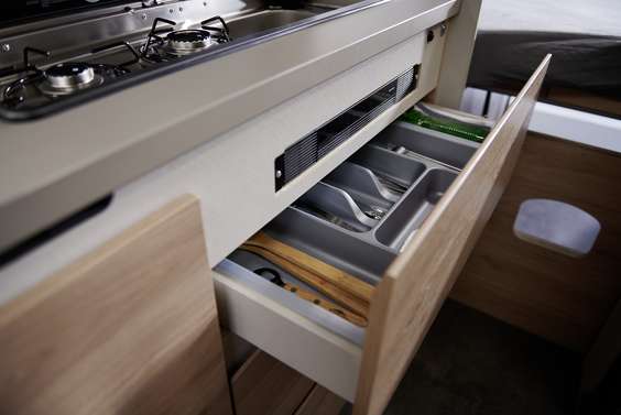 Los espaciosos cajones, sin tiradores y con cierre centralizado manual, permiten guardar todos los utensilios de cocina con seguridad.