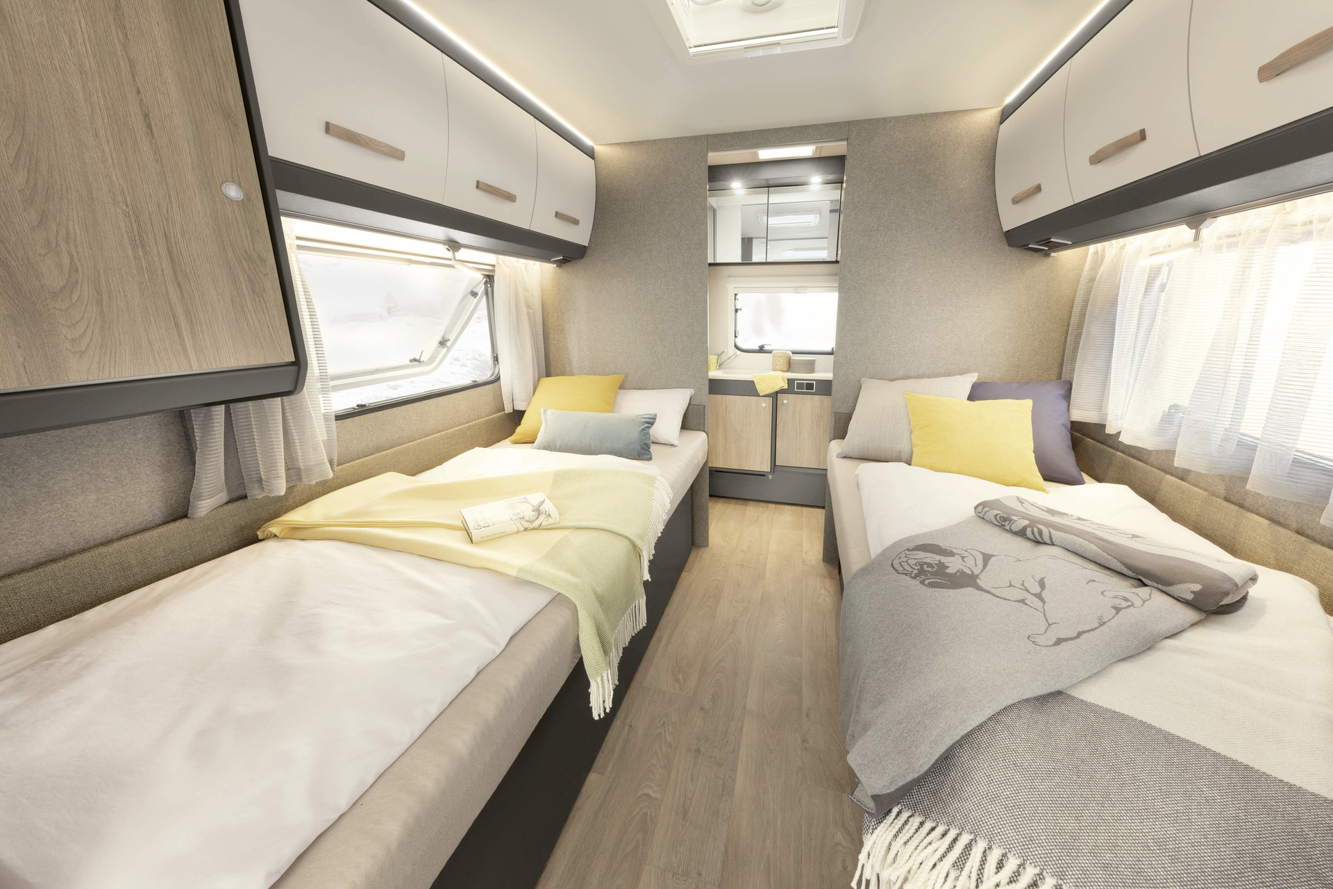 Las cómodas camas gemelas prometen un descanso reparador. Al lado se encuentra el amplio cuarto de aseo, que ocupa el ancho de la caravana • 670 BET | Tarragona