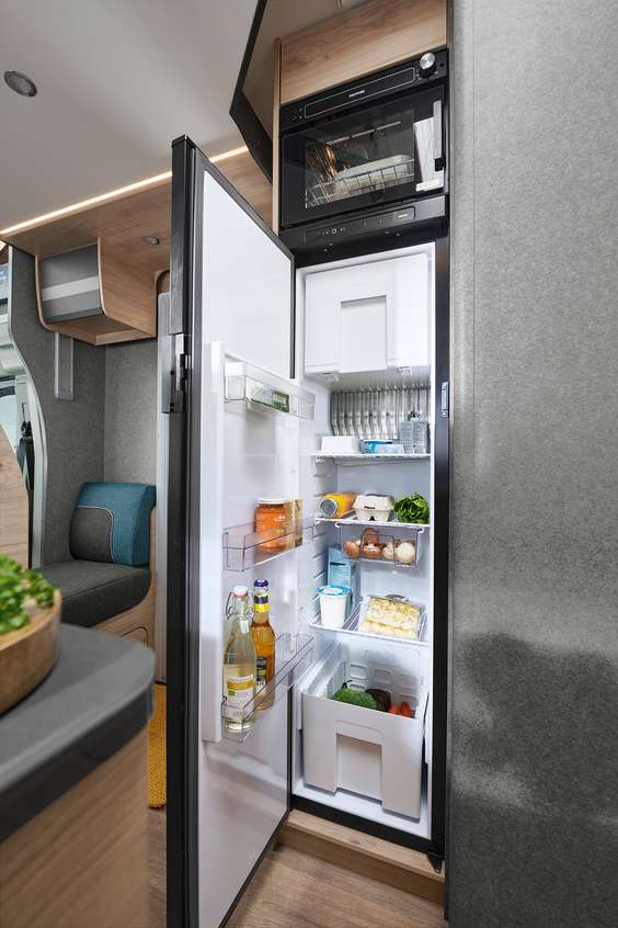 Opcionalmente se puede añadir un horno al frigorífico con congelador de 137 l.