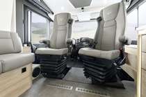 Aún más confort durante el viaje: asientos de cabina de suspensión neumática SKA con calefacción y ventilación (opcional en las Integrales).