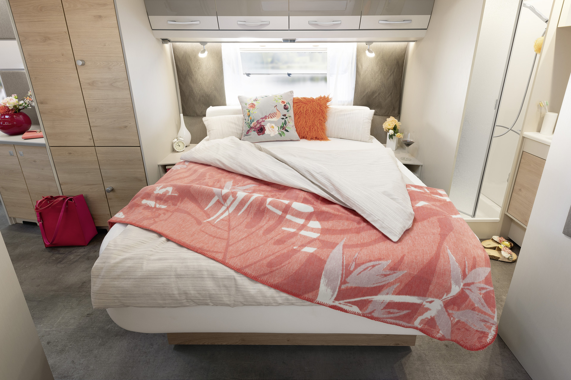 La gran cama de matrimonio es cómodamente accesible por tres lados y, durante el día, puede replegarse para obtener más espacio • 650 RQT | Chromo