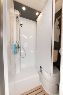 ¡La cabina de ducha! En combinación con la puerta corredera revestida de plástico, se obtiene una cabina de ducha con paredes fijas. No hay mejor forma de aprovechar un espacio limitado.
