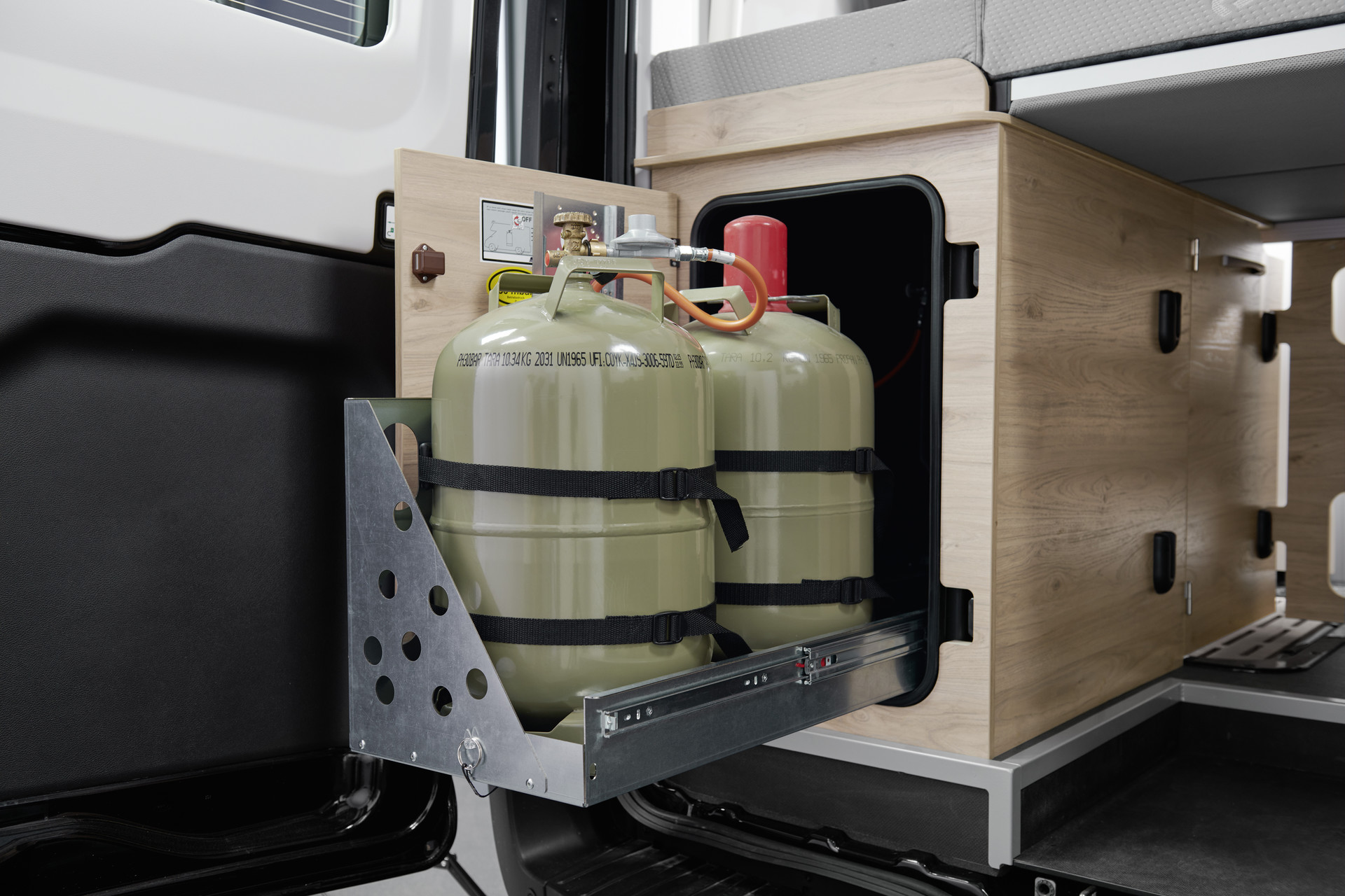 El práctico compartimento extraíble permite cambiar las bombonas de gas fácilmente y sin dañar la espalda (según modelo, opcional).