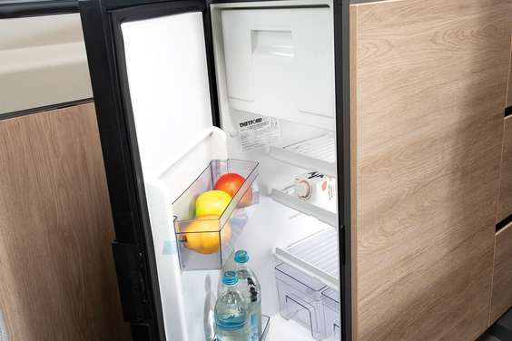 Gran capacidad: todos los frigoríficos, ya estén integrados en la parte delantera o colocados a una altura elevada, tienen un volumen de 84 l e incluyen congelador.