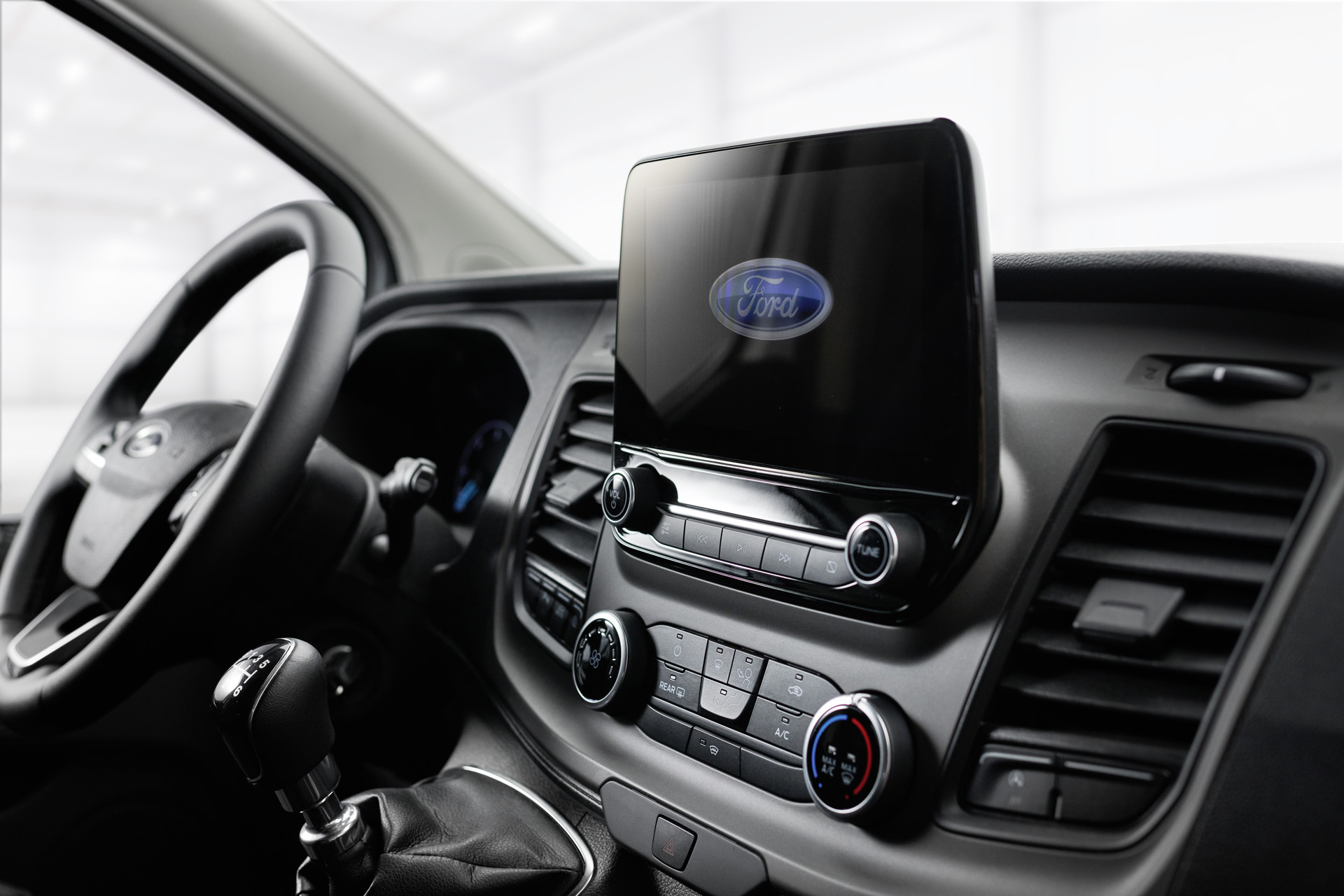 Sistema de audio de Ford con DAB+, retrocámara con transmisión de imágenes de la trayectoria hacia atrás en la pantalla multifunción, aire acondicionado incl. filtro de polvo y polen.