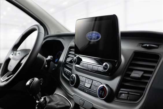 Sistema de audio Ford con DAB+, cámara de marcha atrás con transmisión de imágenes de la trayectoria hacia atrás en la pantalla multifunción, aire acondicionado con filtro de polvo y polen