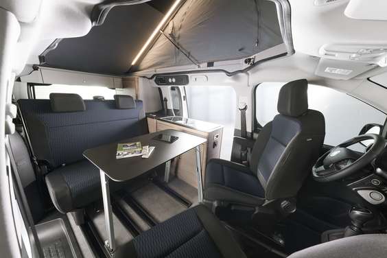 La mesa multifunción se puede usar tanto en el interior del vehículo como al aire libre