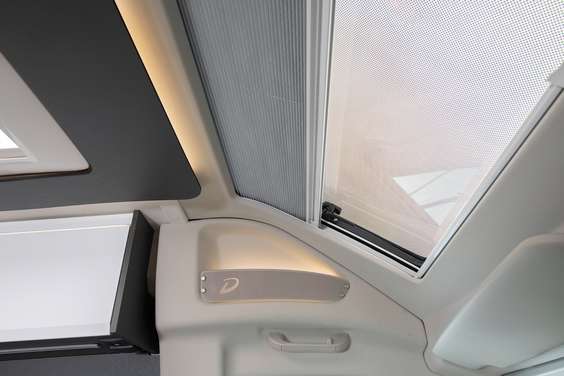 La ventana panorámica proporciona un ambiente tipo loft con más luz natural.