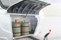 Compartimento para 2 bombonas de gas de 11 kg con resistente base de chapa estriada