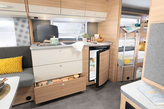 En los amplios cajones y en los armarios altillos hay espacio para todo lo que necesita en su cocina de vacaciones • 730 FKR | Galaxy