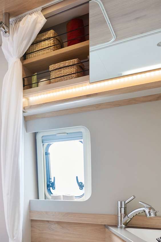 Amplio mueble de baño con protección contra caídas y espejo deslizante, así como ventana integrada para una ventilación óptima (equipamiento especial de 90 aniversario).