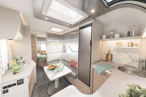 Una generosa cocina, que ocupa toda la anchura del vehículo, y el salón adyacente ofrecen el máximo confort de habitabilidad • 490 BLF | Ruby
