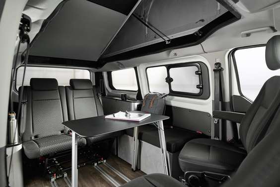 El interior, con la bancada convertible en cama y los asientos delanteros giratorios, destaca por su gran sensación de amplitud y su generosa altura interior.
