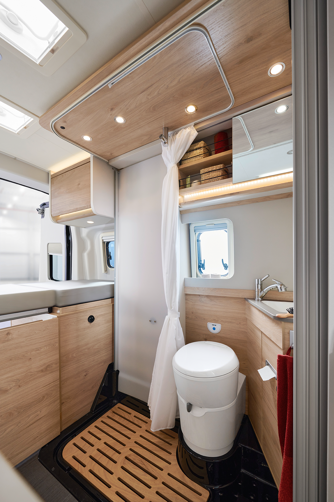 Innovador y cómodo cuarto de aseo, con una anchura de 1,41 m y convertible en una amplia ducha.