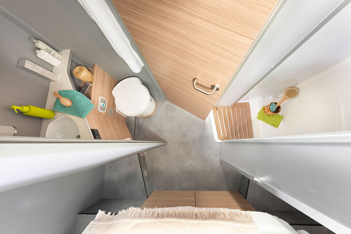 Mucho espacio: el cuarto de aseo y la cabina de ducha se pueden unir para formar un gran baño vestidor • T 7052 DBL